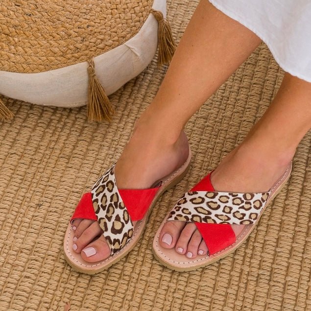 Sandalias cruzadas en leopardo llameante